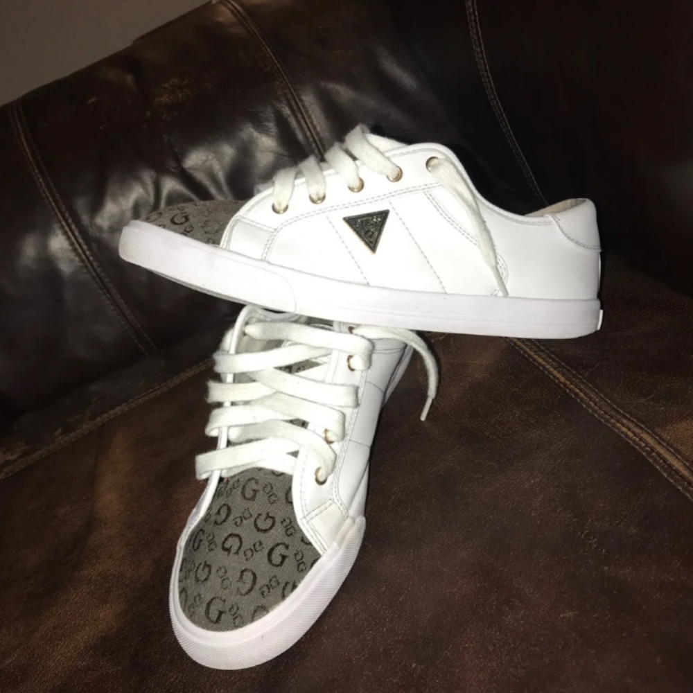 Low top Guess shoes